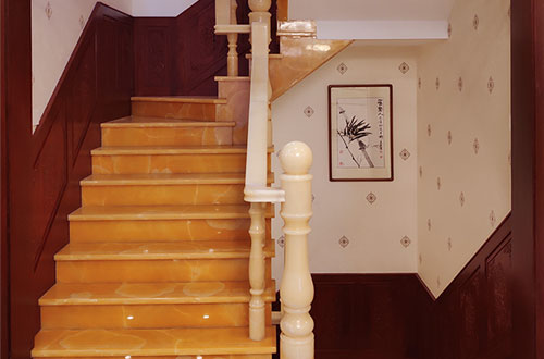 乌拉特中中式别墅室内汉白玉石楼梯的定制安装装饰效果
